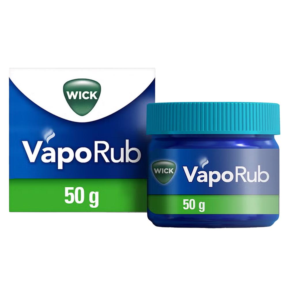 Ein Glas Wick VapoRub steht vor seiner Verpackung.
